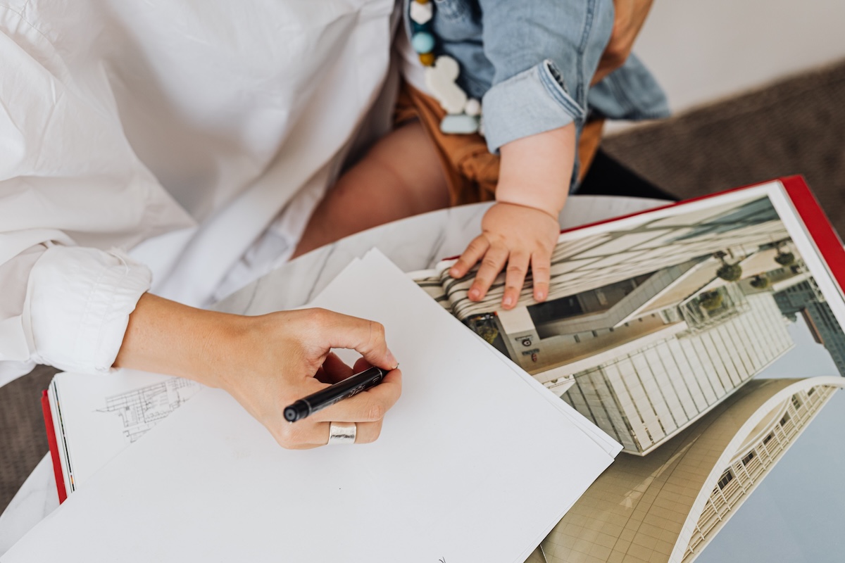 Mengajarkan anak dengan kegiatan menulis huruf dan angka di kegiatan sehari-hari