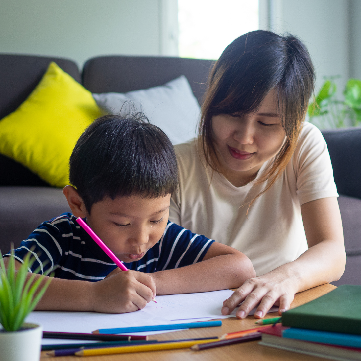 Simak 6 Cara Bantu Kembangkan Keterampilan Menulis Anak